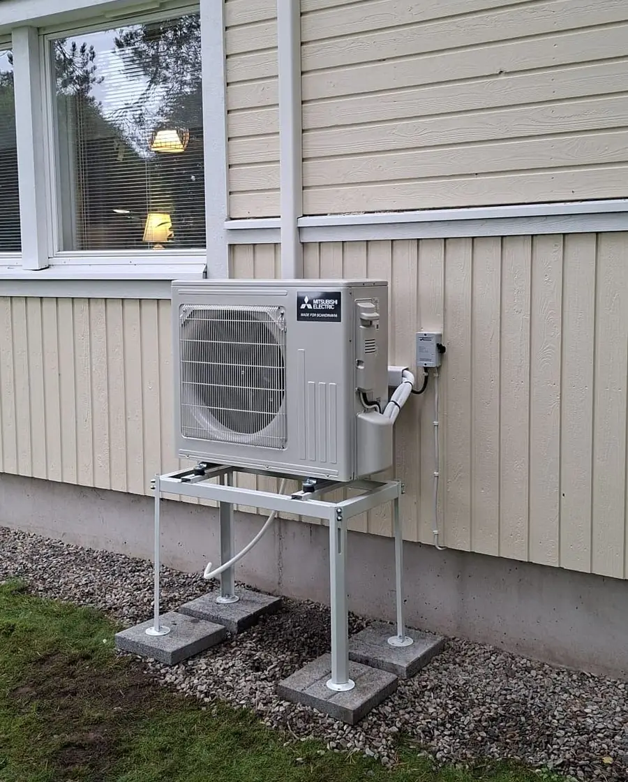 Mitsubishi Electric -ilmalämpöpumpun ulkoyksikkö asennettuna omakotitalon seinustalle